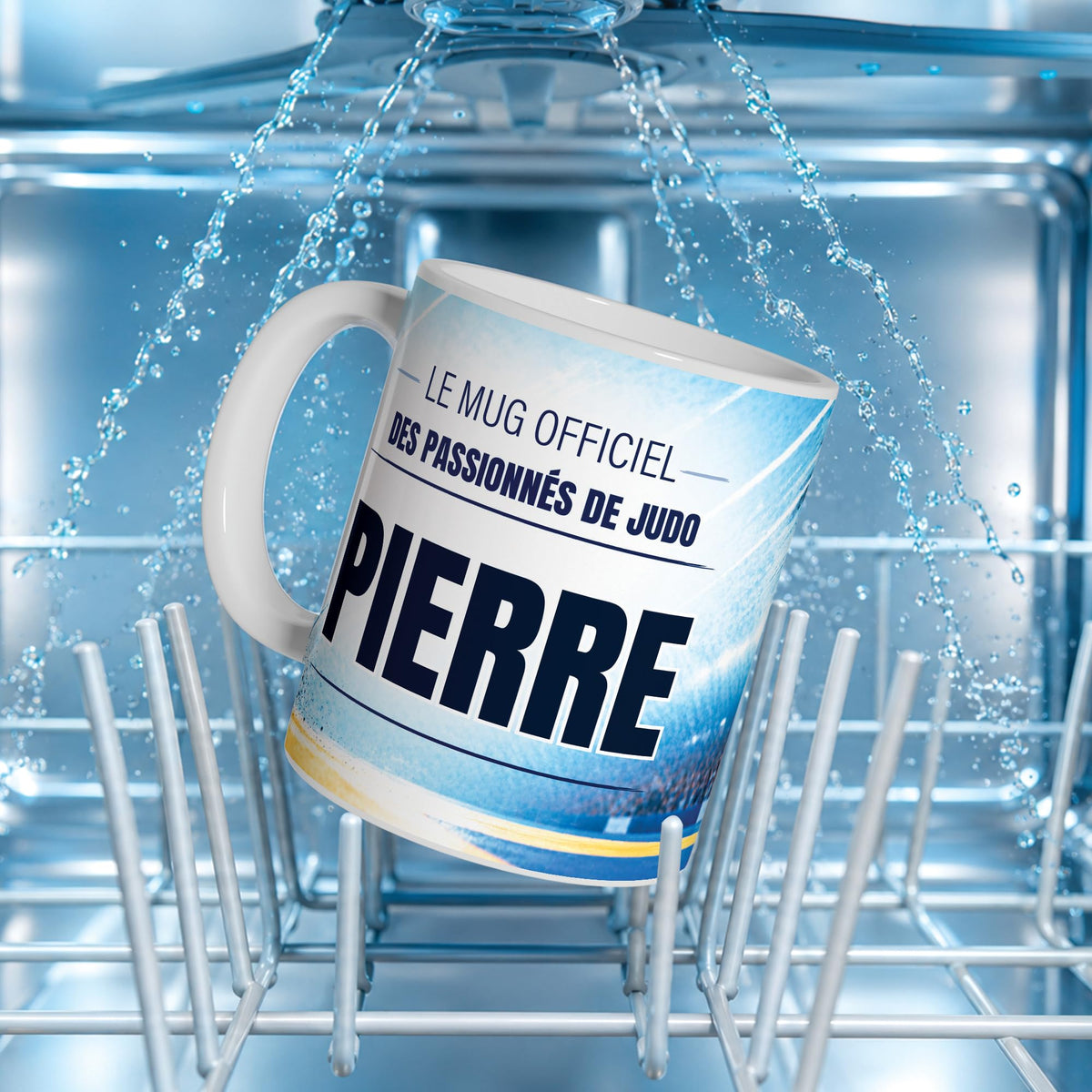Mug judo au prénom dans le panier d'un lave-vaisselle : impression compatible lave-vaisselle ; neuf textes au choix, dont vos propres phrases, livré chez vous (exemple)