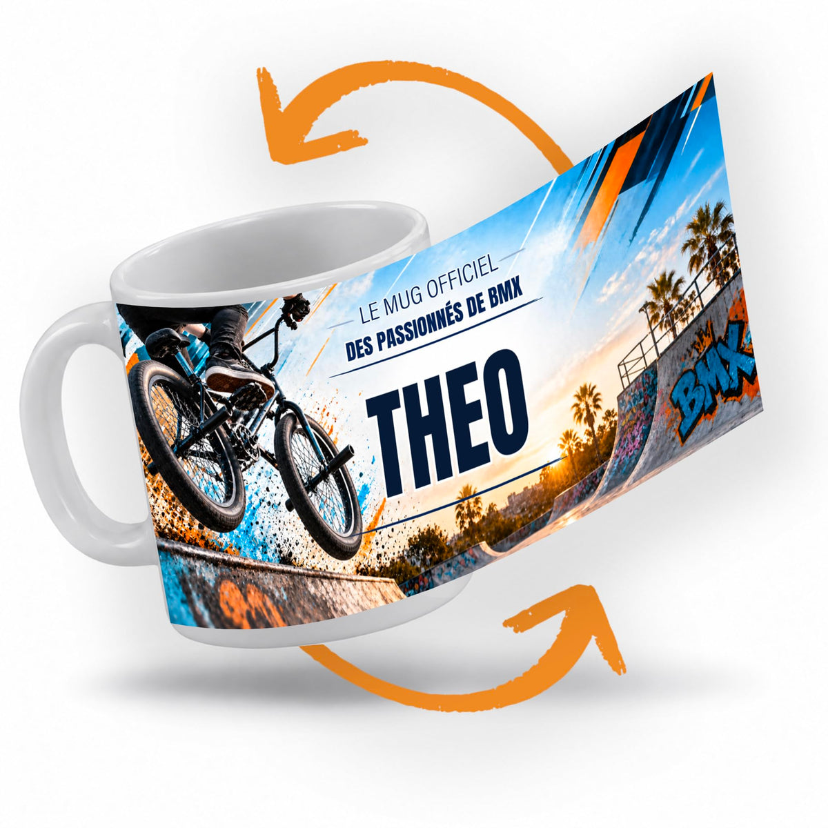 Décor BMX déroulé à 360° autour du mug : un skatepark tagué au soleil couchant, touches orange et bleues, votre texte et son prénom au centre ; imprimé puis livré chez vous (exemple)