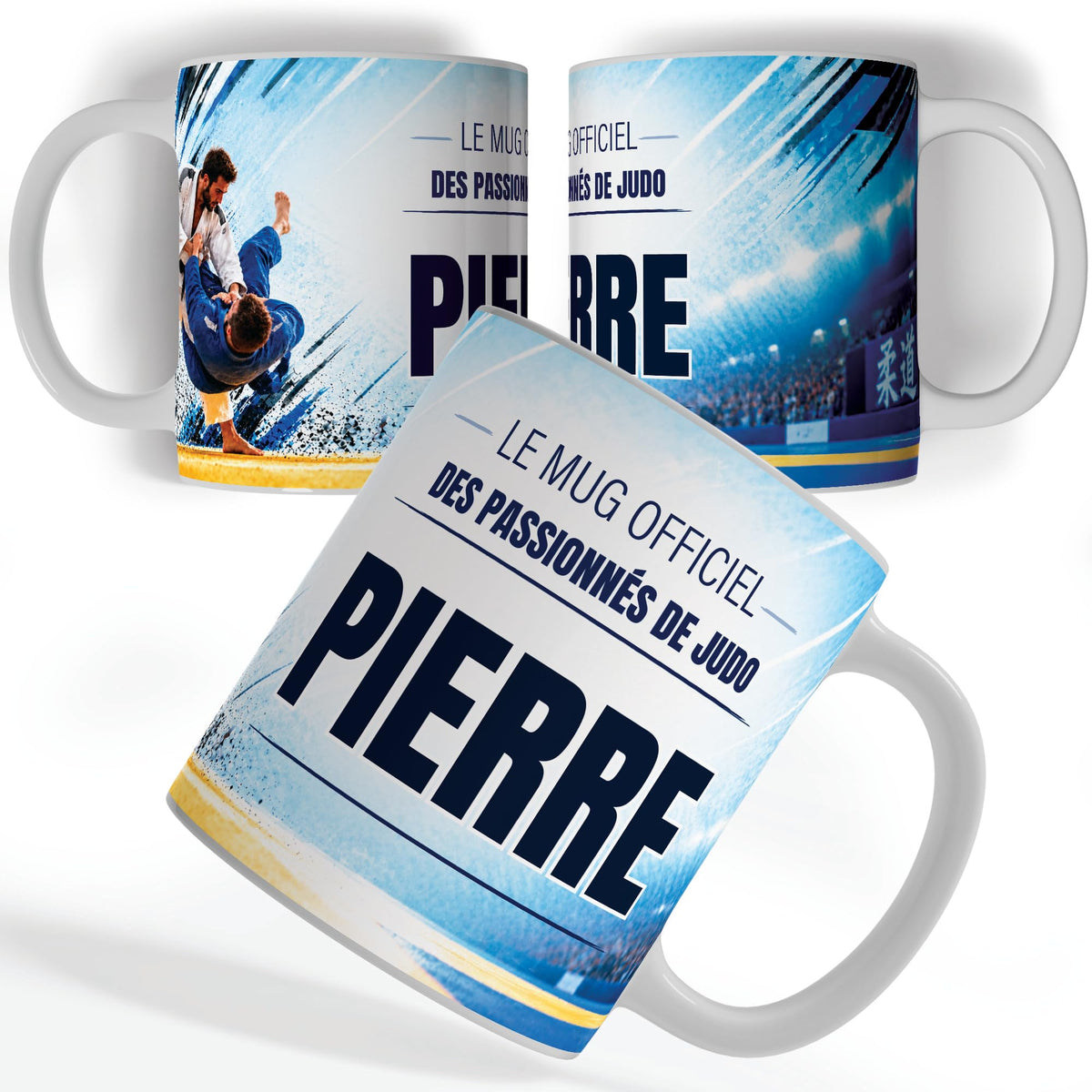 Mug judo personnalisé avec prénom, vu sous trois angles : deux judokas en pleine projection, décor imprimé à 360° sur céramique blanche ; livré chez vous (exemple)