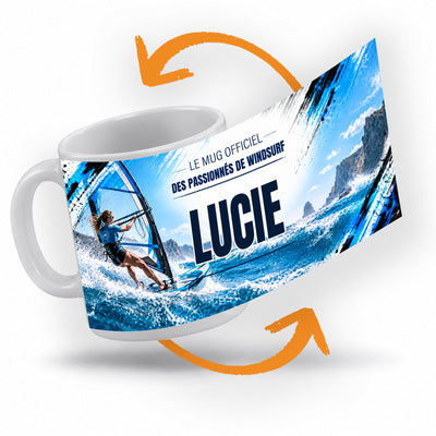 Décor windsurf femme imprimé à 360° sur le mug : une véliplanchiste qui file sur une mer bleue agitée, des reliefs à l'horizon ; prénom au centre, livré chez vous (exemple)