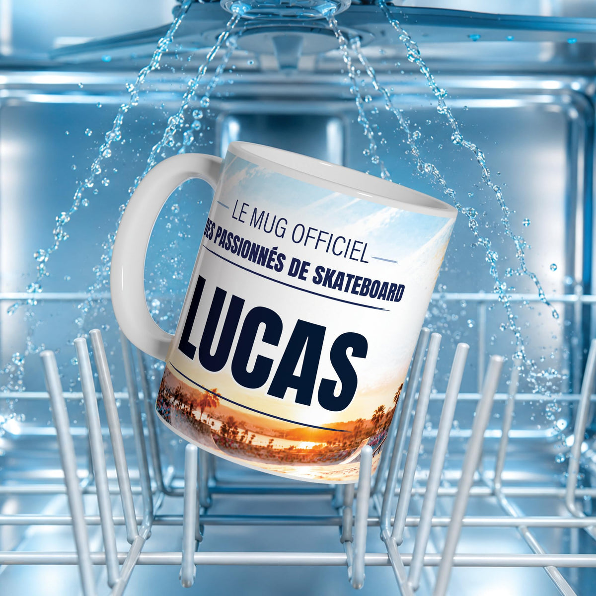 Mug skateboard au prénom posé dans un lave-vaisselle : l'impression du décor supporte le lavage en machine ; personnalisé avec votre texte puis livré chez vous (exemple)