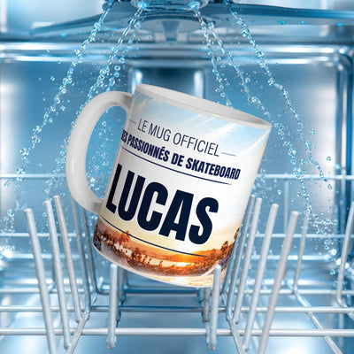 Mug skateboard au prénom posé dans un lave-vaisselle : l'impression du décor supporte le lavage en machine ; personnalisé avec votre texte puis livré chez vous (exemple)