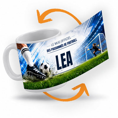 Décor football déroulé à 360° autour du mug : une gardienne prête à plonger, touches bleues, votre texte et son prénom au centre ; imprimé puis livré chez vous (exemple)