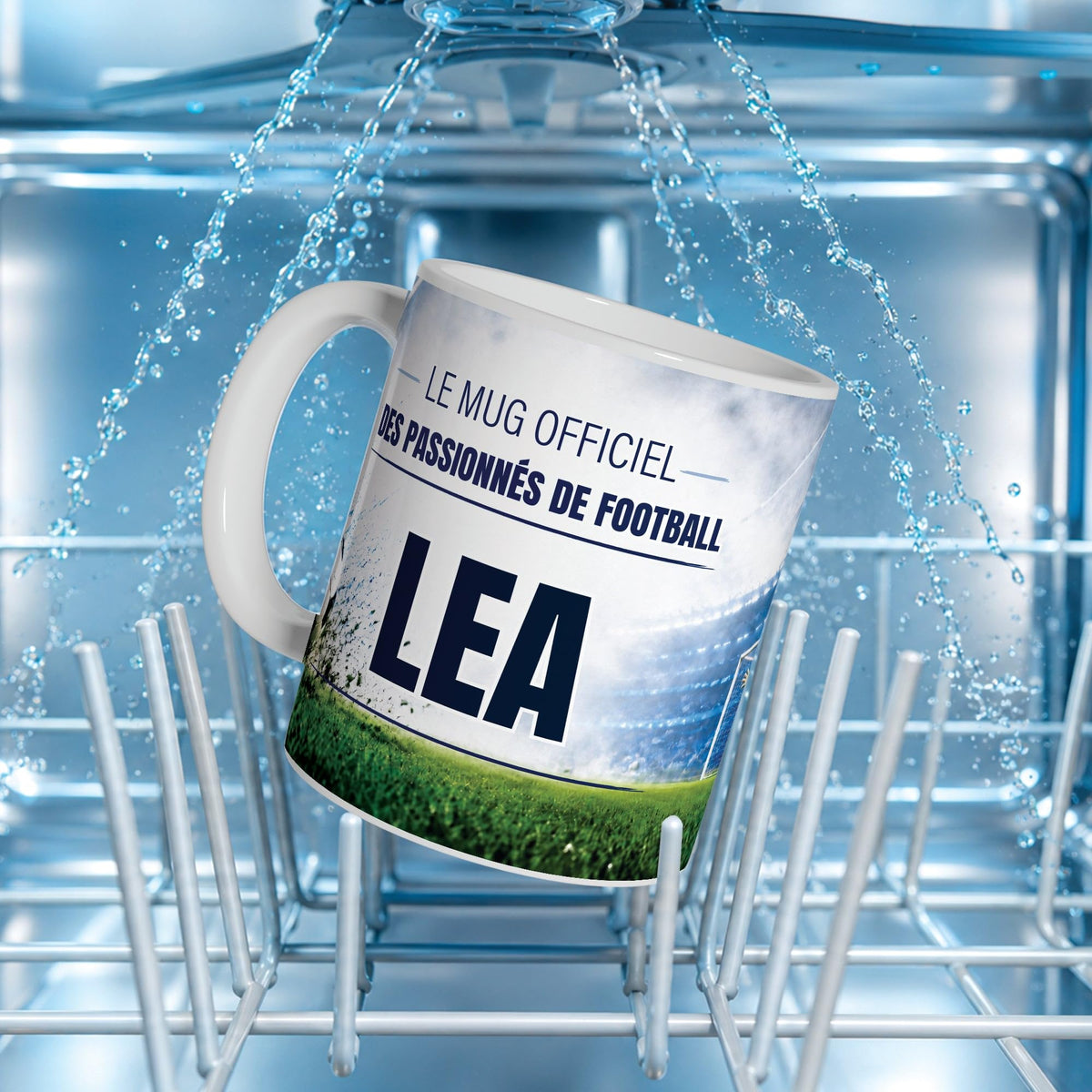 Mug football au prénom dans le panier d'un lave-vaisselle : impression compatible lave-vaisselle ; neuf textes au choix, dont vos propres phrases, livré chez vous (exemple)