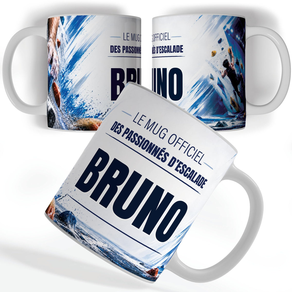 Mug escalade en salle personnalisé avec prénom, vu sous trois angles : une main pleine de magnésie sur une prise, décor imprimé à 360° sur céramique blanche ; livré chez vous (exemple)