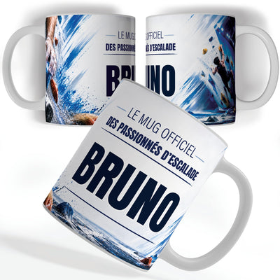 Mug escalade en salle personnalisé avec prénom, vu sous trois angles : une main pleine de magnésie sur une prise, décor imprimé à 360° sur céramique blanche ; livré chez vous (exemple)