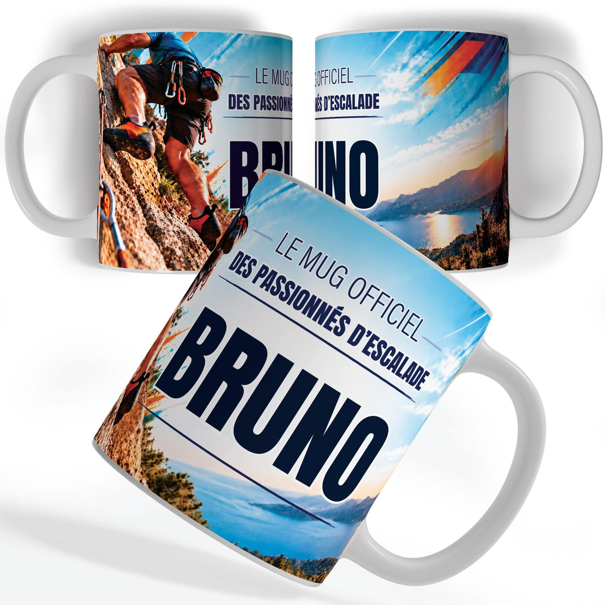 Mug escalade personnalisé avec prénom, vu sous trois angles : un grimpeur encordé sur un rocher ocre, décor imprimé à 360° sur céramique blanche ; livré chez vous (exemple)