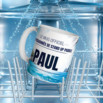 Mug stand up paddle au prénom posé dans un lave-vaisselle : l'impression du décor supporte le lavage en machine ; personnalisé avec votre texte puis livré chez vous (exemple)