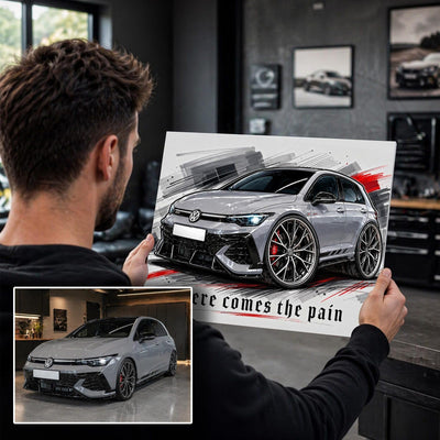 Votre voiture caricaturée d'après photo, style cartoon gris et rouge avec phrase personnalisée en bas, imprimée en affiche (poster) et livrée chez vous ; photo d'origine à côté (exemple)