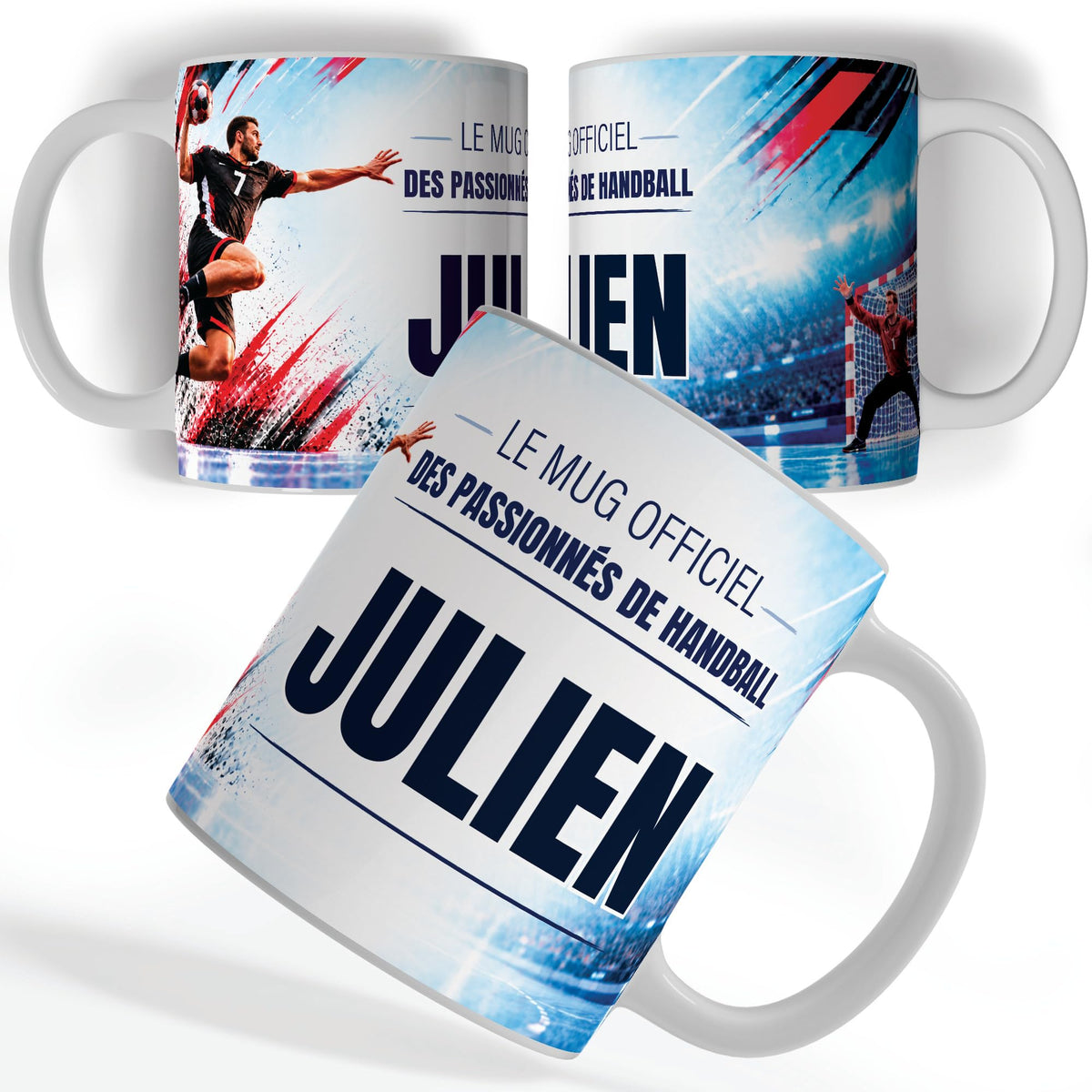 Mug handball personnalisé avec prénom, vu sous trois angles : un joueur en suspension, ballon armé, décor imprimé à 360° sur céramique blanche ; livré chez vous (exemple)