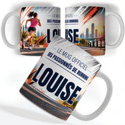 Mug running femme vu de face et de dos : coureuse sur les quais, « Le mug officiel des passionnés de running » et votre prénom, imprimés sur céramique blanche et livrés chez vous (exemple)