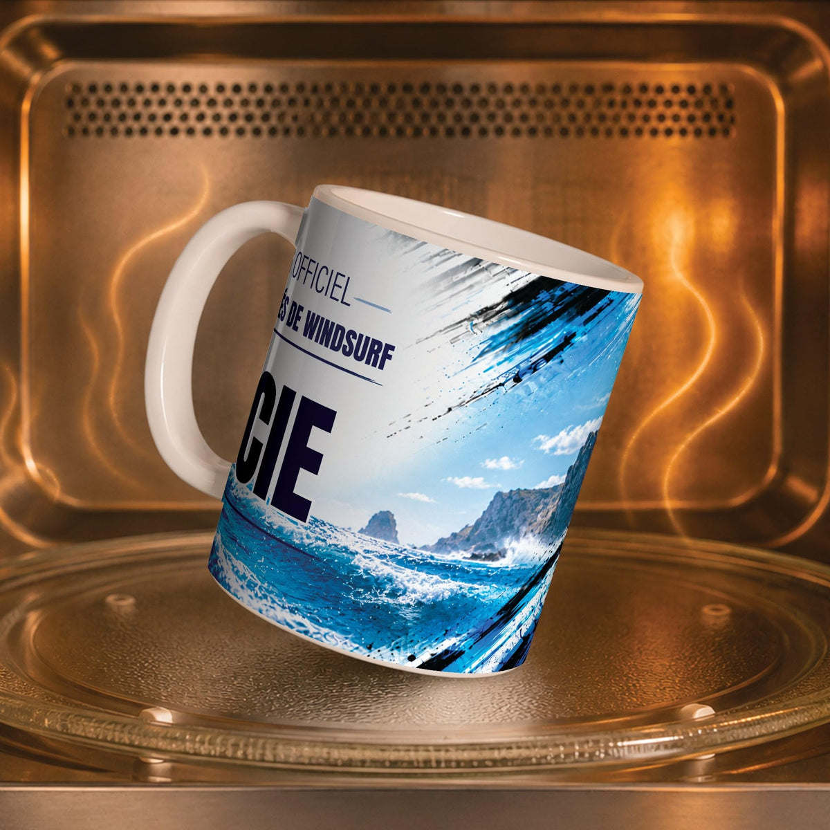 Mug windsurf femme personnalisé dans un four à micro-ondes, pour réchauffer café ou thé ; décor imprimé tout autour de la tasse en céramique, livré chez vous (exemple)