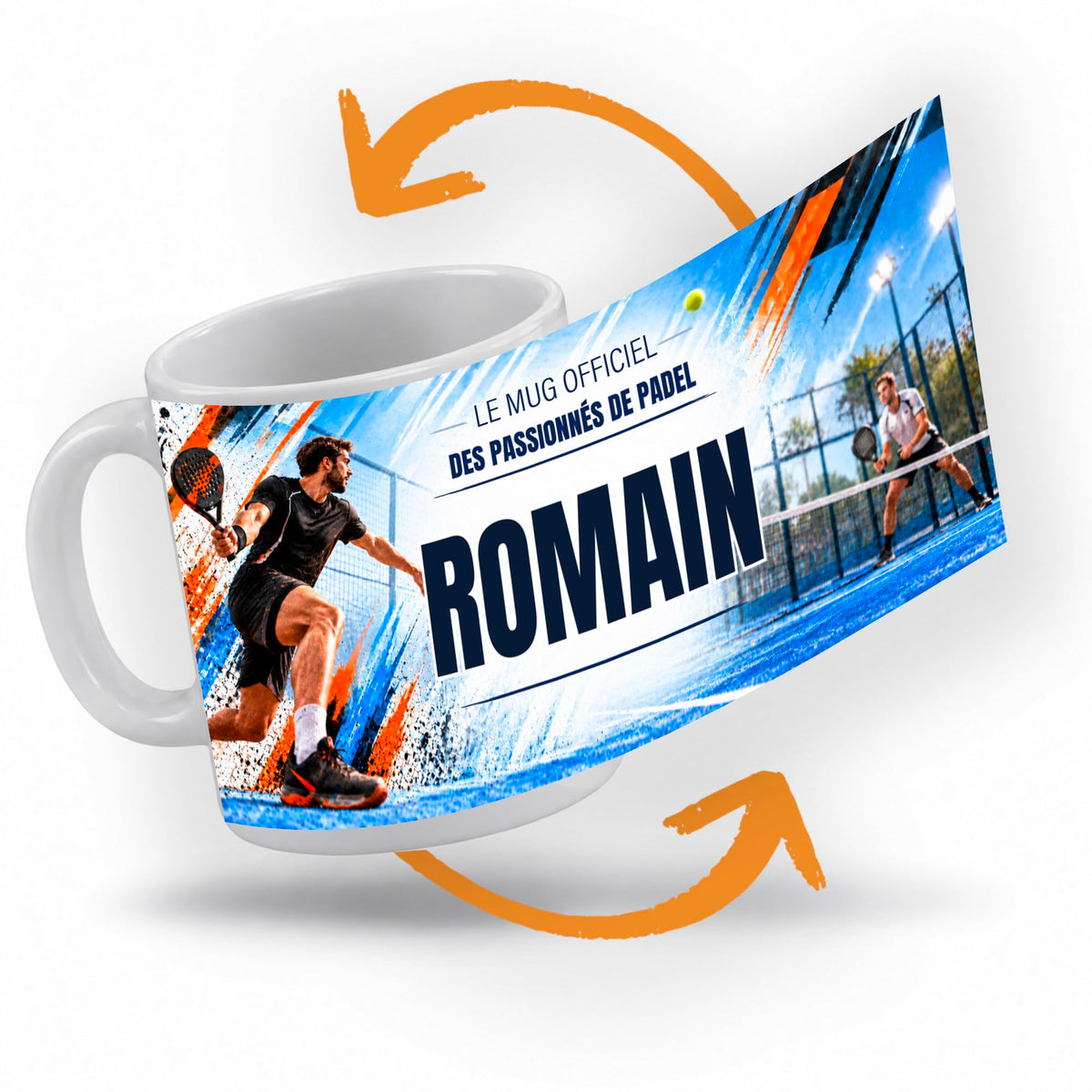 Décor padel imprimé à 360° sur le mug : un joueur de padel en pleine frappe, raquette en main, sur un court bleu vitré sous les projecteurs ; prénom au centre, livré chez vous (exemple)