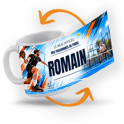 Décor padel imprimé à 360° sur le mug : un joueur de padel en pleine frappe, raquette en main, sur un court bleu vitré sous les projecteurs ; prénom au centre, livré chez vous (exemple)