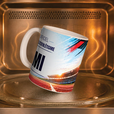 Mug athlétisme dans un four à micro-ondes, on y voit la piste rouge et le stade : compatible micro-ondes, aussi en version magique révélée par la chaleur ; livré chez vous (exemple)