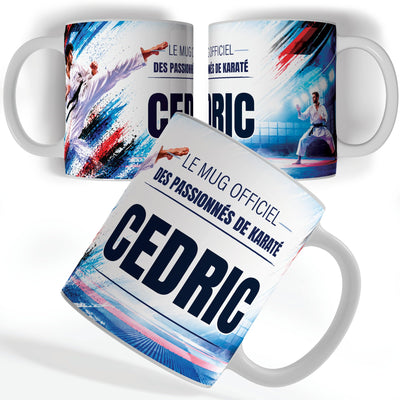 Mug karaté personnalisé avec prénom, vu sous trois angles : un karatéka en coup de pied haut, décor imprimé à 360° sur céramique blanche ; livré chez vous (exemple)
