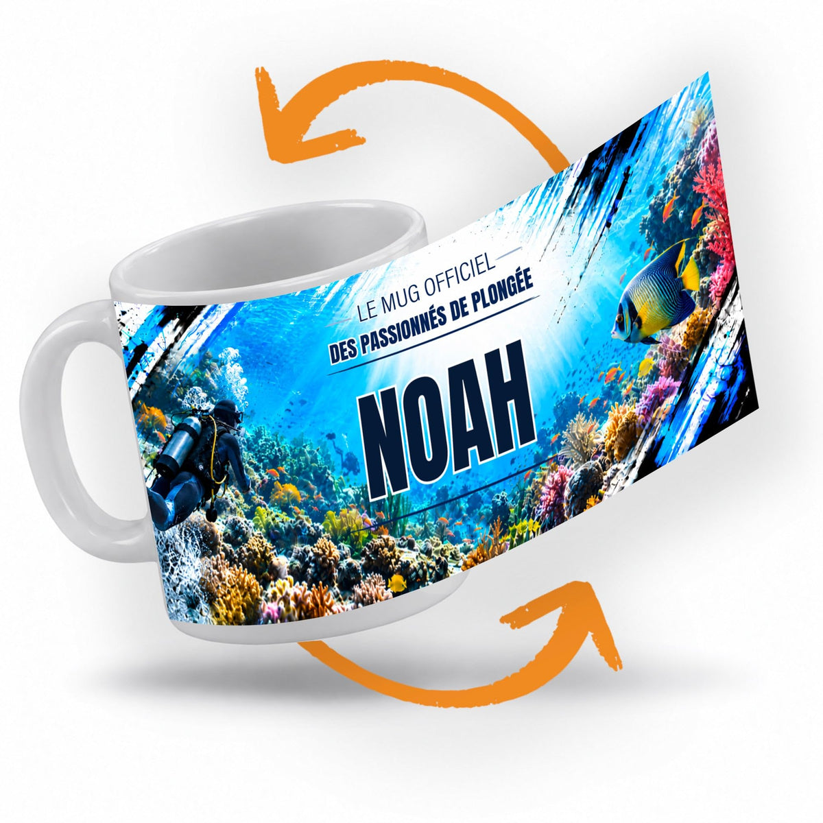Décor plongée sous-marine imprimé à 360° sur le mug : un plongeur au milieu des coraux colorés et des poissons tropicaux, dans une eau d'un bleu profond ; prénom au centre, livré chez vous (exemple)