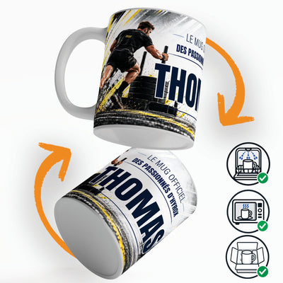 Mug façon Hyrox personnalisé qui tourne sur lui-même, avec trois pictogrammes : lave-vaisselle, micro-ondes et mug calé dans son emballage pour la livraison chez vous (exemple)