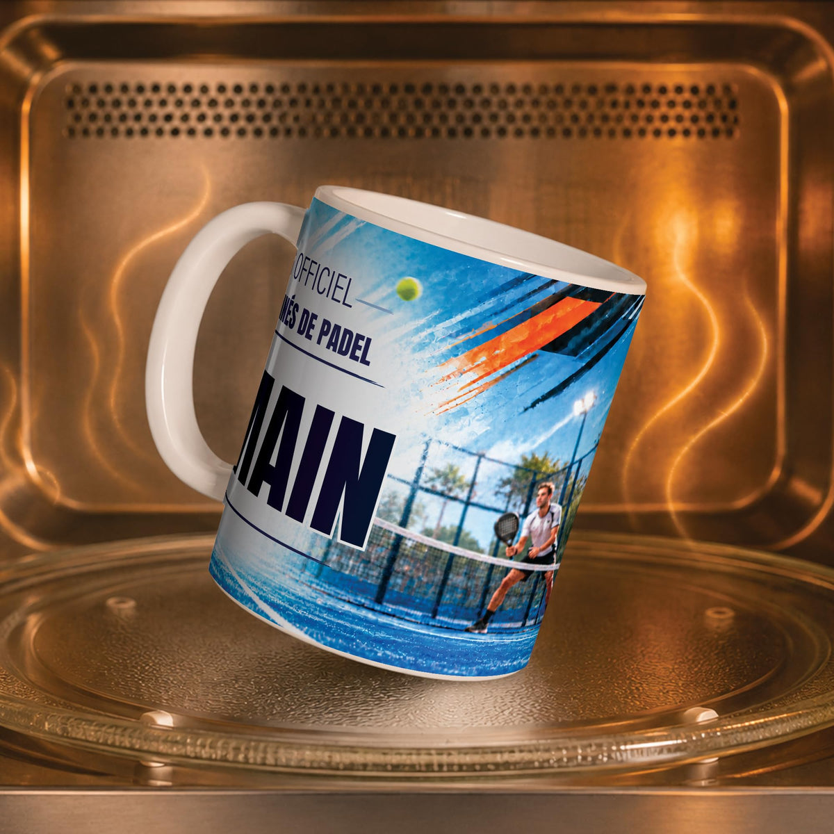Mug padel personnalisé dans un four à micro-ondes, pour réchauffer café ou thé ; décor imprimé tout autour de la tasse en céramique, livré chez vous (exemple)