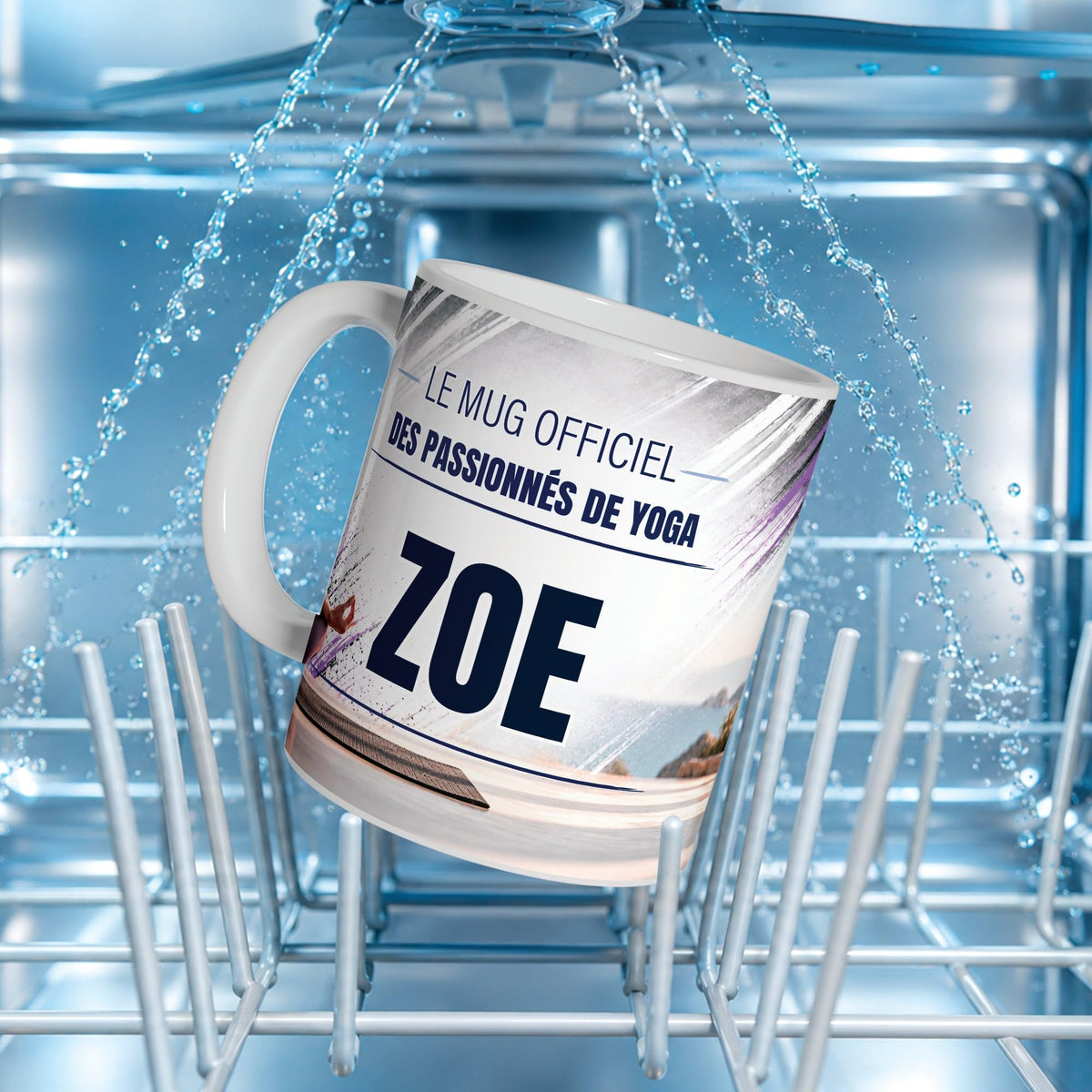Mug yoga au prénom posé dans un lave-vaisselle : l'impression du décor supporte le lavage en machine ; personnalisé avec votre texte puis livré chez vous (exemple)