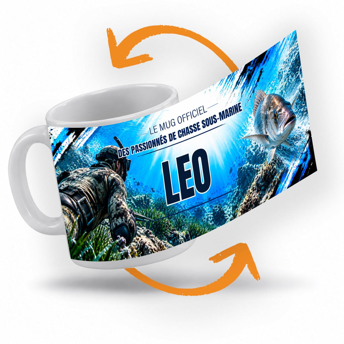 Décor chasse sous-marine déroulé à 360° autour du mug : un poisson argenté près des rochers, touches bleues et noires, votre texte et son prénom au centre ; imprimé puis livré chez vous (exemple)