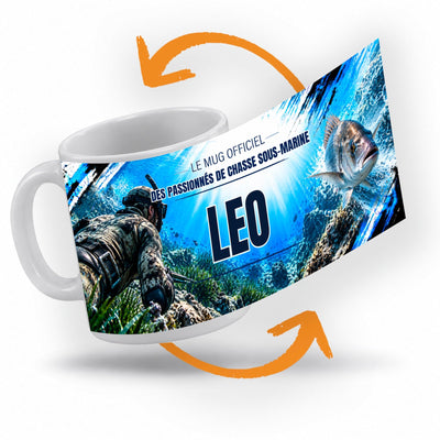 Décor chasse sous-marine déroulé à 360° autour du mug : un poisson argenté près des rochers, touches bleues et noires, votre texte et son prénom au centre ; imprimé puis livré chez vous (exemple)