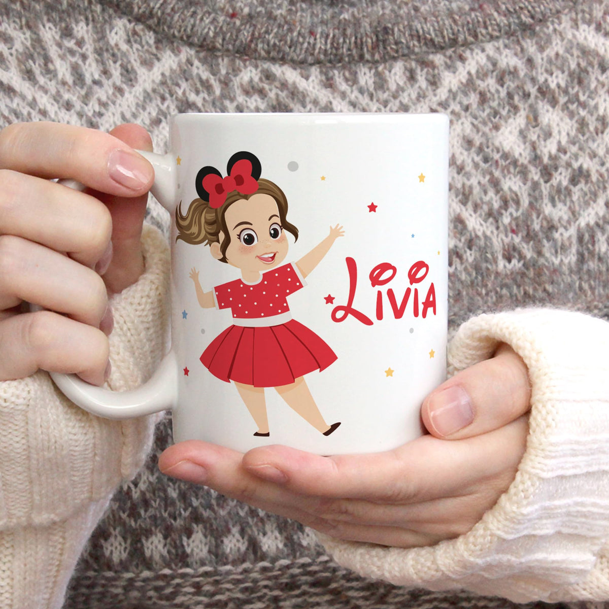 Exemple d'usage : le mug enfant tenu à deux mains, portrait façon dessin animé et prénom imprimés sur la céramique ; peau, coiffure et yeux au choix, livré chez vous (exemple)