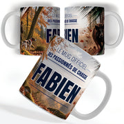 Mug chasse personnalisé avec prénom, vu sous trois angles : un chasseur et son chien parmi les feuilles rousses, décor imprimé à 360° sur céramique blanche ; livré chez vous (exemple)