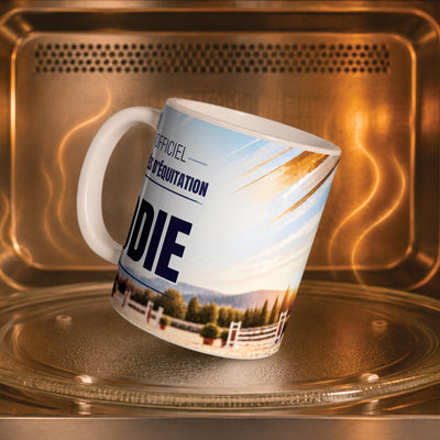 Mug équitation dans un four à micro-ondes, on y voit la carrière et ses obstacles : compatible micro-ondes, aussi en version magique révélée par la chaleur ; livré chez vous (exemple)