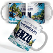 Mug kayak personnalisé avec prénom, vu sous trois angles : un kayakiste qui attaque un rapide, décor imprimé à 360° sur céramique blanche ; livré chez vous (exemple)