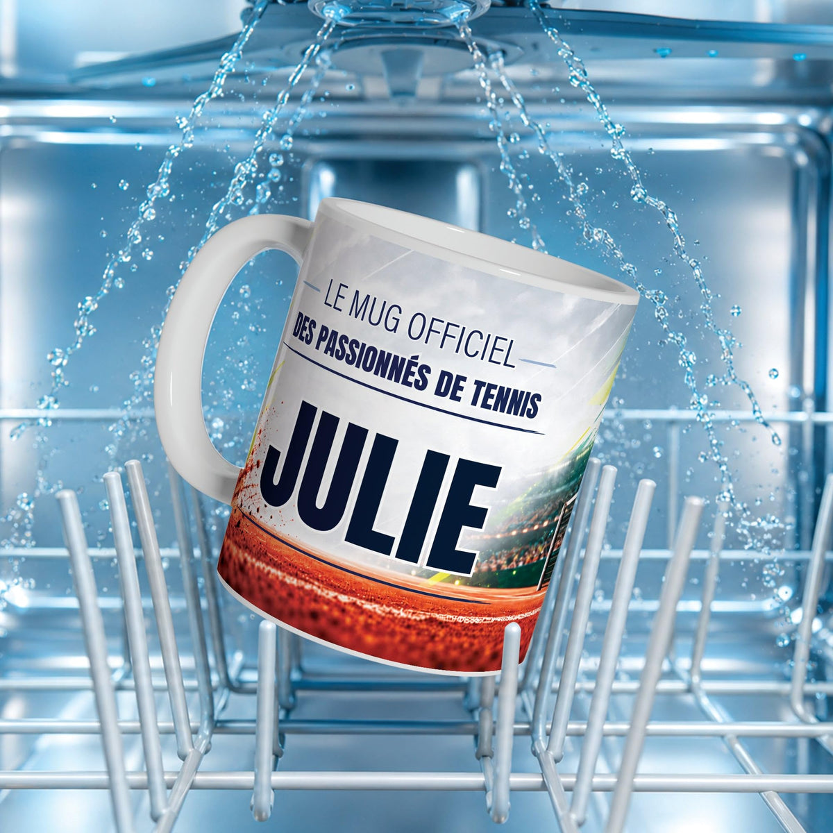Mug tennis femme au prénom posé dans un lave-vaisselle : l'impression du décor supporte le lavage en machine ; personnalisé avec votre texte puis livré chez vous (exemple)