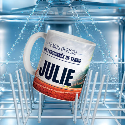 Mug tennis femme au prénom posé dans un lave-vaisselle : l'impression du décor supporte le lavage en machine ; personnalisé avec votre texte puis livré chez vous (exemple)