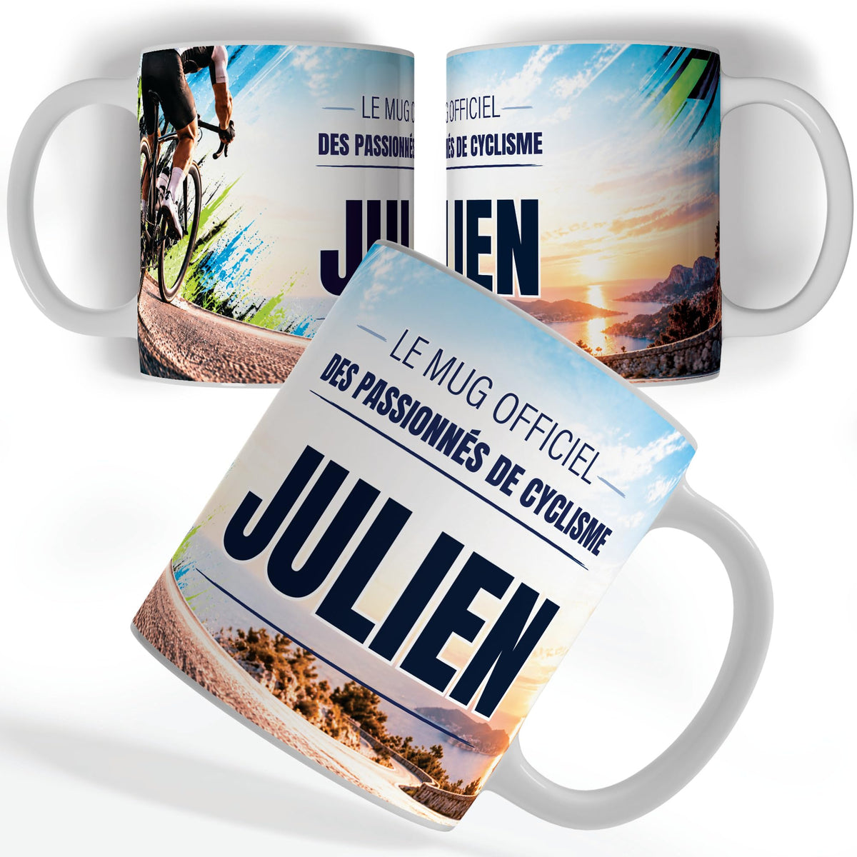Mug cyclisme personnalisé avec prénom, vu sous trois angles : un cycliste sur route dans un virage, décor imprimé à 360° sur céramique blanche ; livré chez vous (exemple)