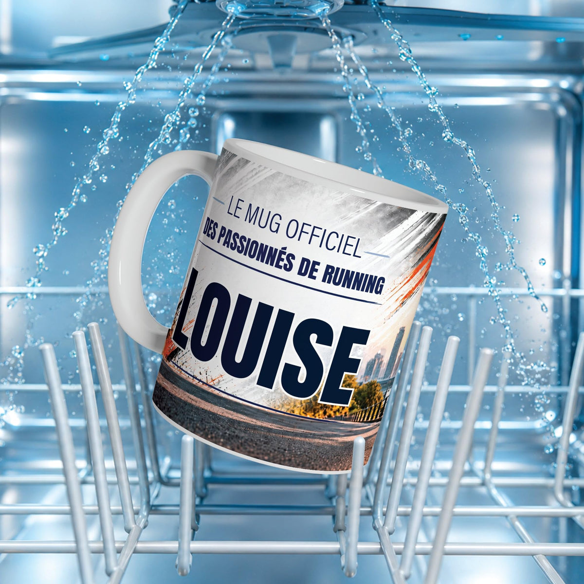 Mug running femme au prénom posé dans un lave-vaisselle : l'impression du décor supporte le lavage en machine ; personnalisé avec votre texte puis livré chez vous (exemple)