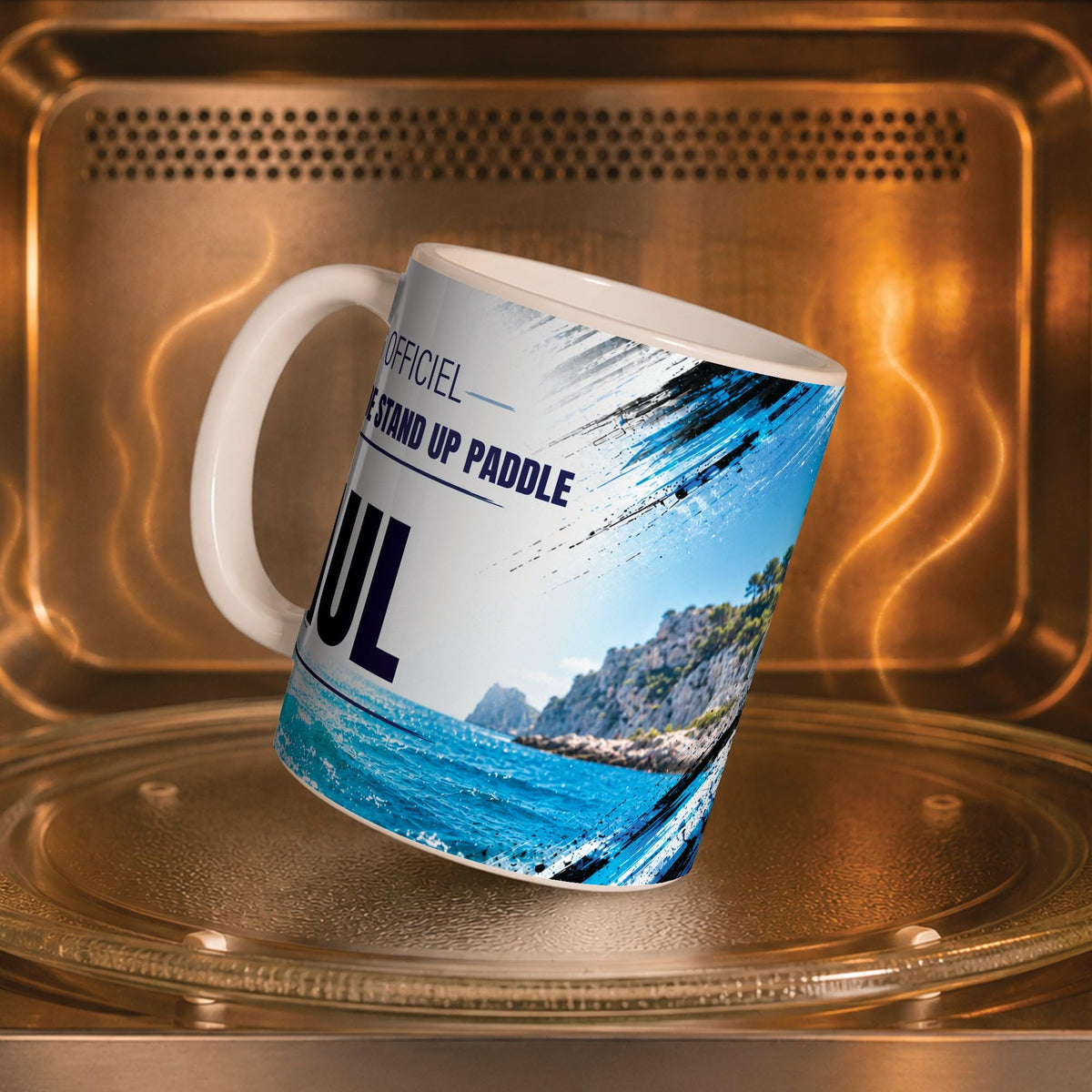 Mug stand up paddle personnalisé dans un four à micro-ondes, pour réchauffer café ou thé ; décor imprimé tout autour de la tasse en céramique, livré chez vous (exemple)
