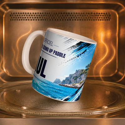 Mug stand up paddle personnalisé dans un four à micro-ondes, pour réchauffer café ou thé ; décor imprimé tout autour de la tasse en céramique, livré chez vous (exemple)