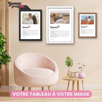 Trois affiches Maman façon définition en cadre noir, blanc et bois : chaque photo accompagne vos quatre définitions et votre signature, imprimées puis livrées chez vous (exemple)