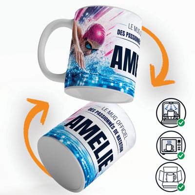 Mug natation femme vu sous deux angles, prénom et texte au choix ; compatible lave-vaisselle et micro-ondes, expédié calé dans une boîte en carton jusque chez vous (exemple)