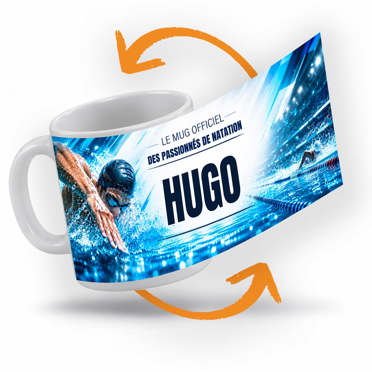 Décor natation imprimé à 360° sur le mug : un nageur au bonnet sombre en plein crawl dans un bassin bleu éclairé, lignes d'eau en fond ; prénom au centre, livré chez vous (exemple)