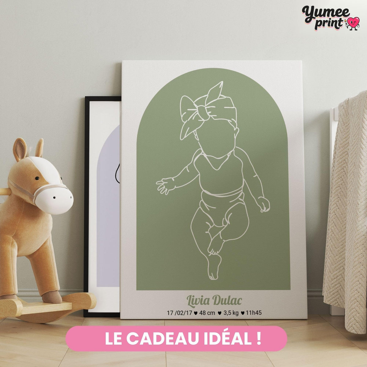 Affiche de naissance sur toile canvas, arche vert sauge et silhouette au turban au trait blanc, posée dans une chambre d'enfant ; prénom, date et mesures au choix, livrée chez vous (exemple)
