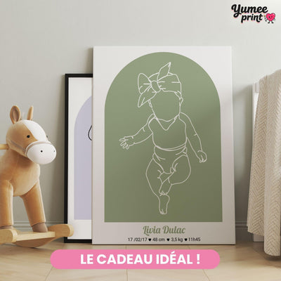 Affiche de naissance sur toile canvas, arche vert sauge et silhouette au turban au trait blanc, posée dans une chambre d'enfant ; prénom, date et mesures au choix, livrée chez vous (exemple)