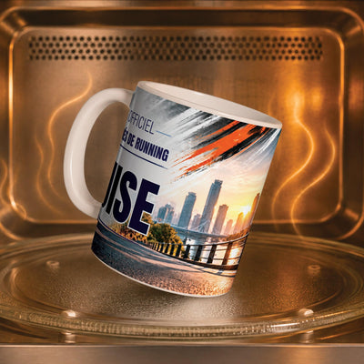 Mug running femme personnalisé dans un four à micro-ondes, pour réchauffer café ou thé ; décor imprimé tout autour de la tasse en céramique, livré chez vous (exemple)