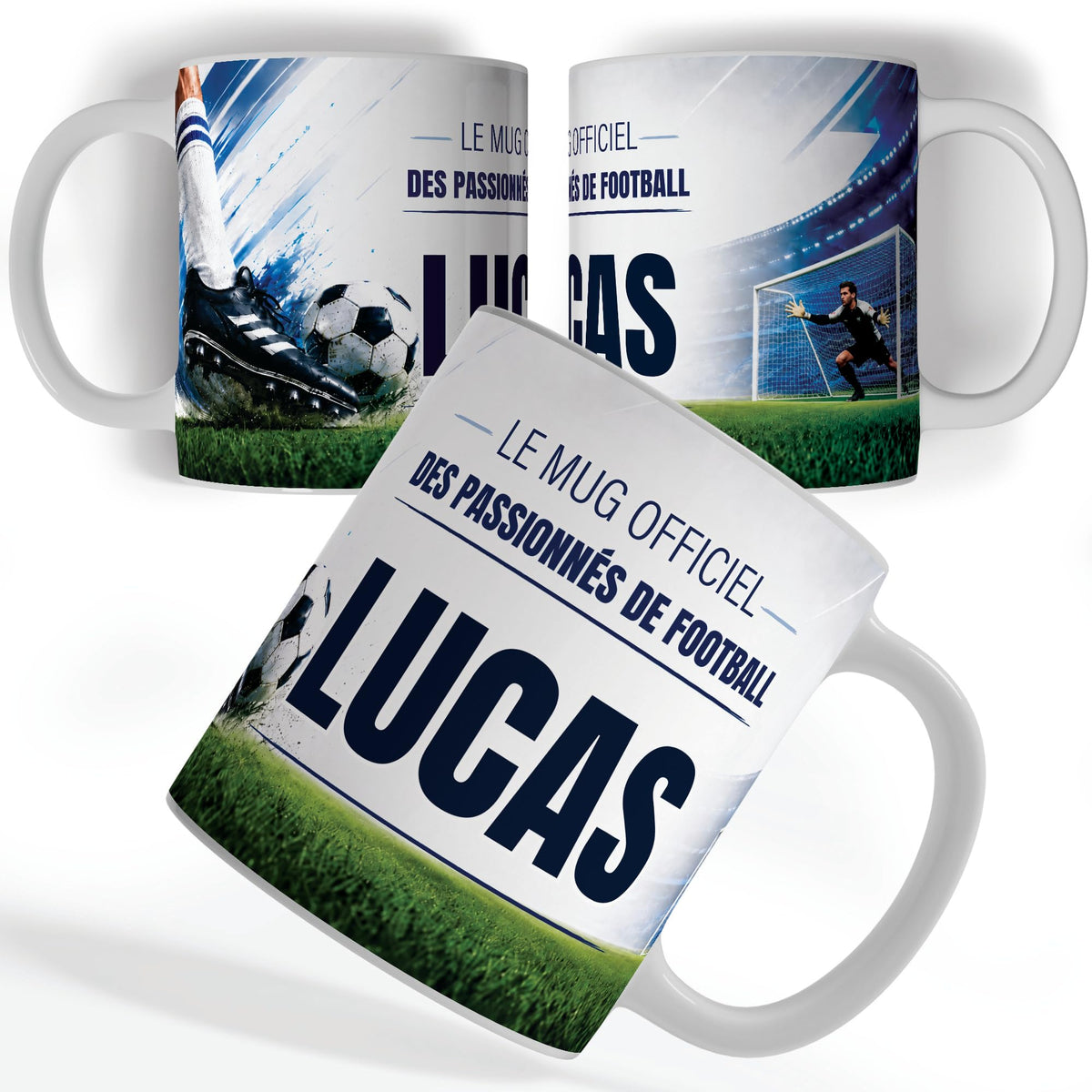 Mug football vu de face et de dos : crampon qui frappe le ballon, « Le mug officiel des passionnés de football » et votre prénom, imprimés sur céramique blanche et livrés chez vous (exemple)