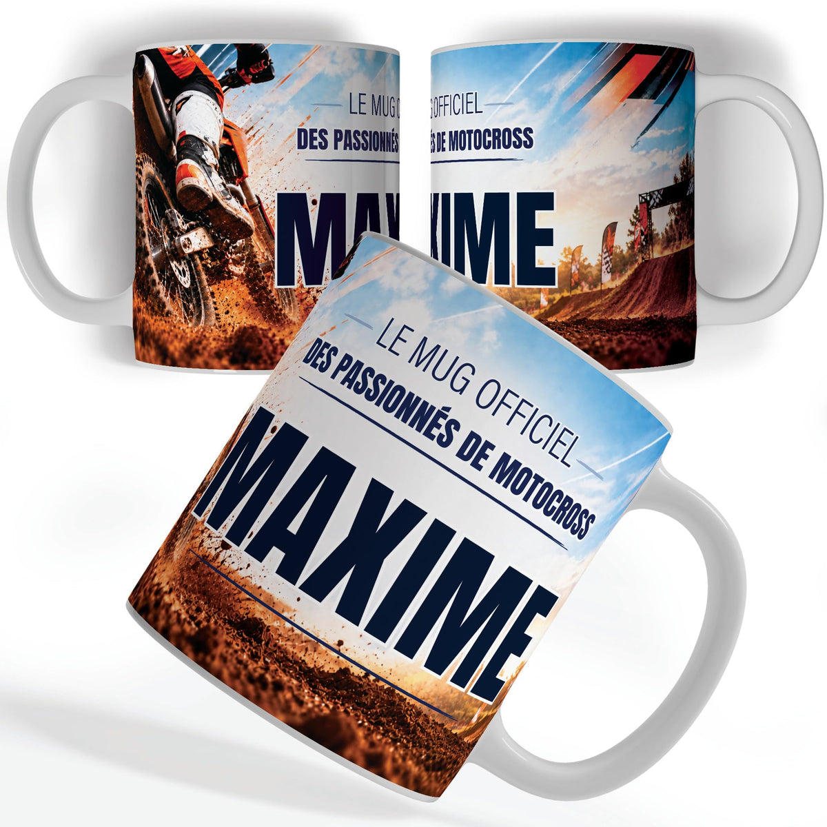 Mug motocross vu de face et de dos : pilote de motocross dans la terre, « Le mug officiel des passionnés de motocross » et votre prénom, imprimés sur céramique blanche et livrés chez vous (exemple)