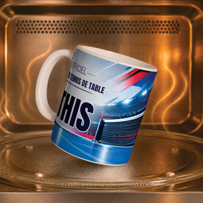 Mug tennis de table personnalisé dans un four à micro-ondes, pour réchauffer café ou thé ; décor imprimé tout autour de la tasse en céramique, livré chez vous (exemple)