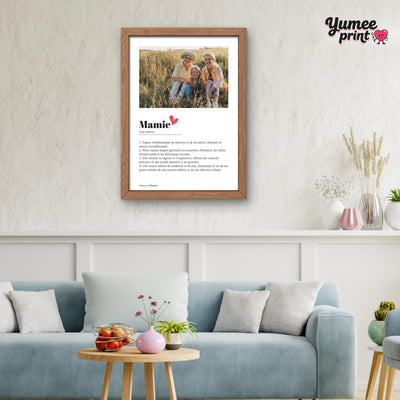 Affiche Mamie façon définition en cadre bois au mur d'un salon : votre photo, vos quatre définitions et votre signature, une création imprimée et livrée chez vous (exemple)