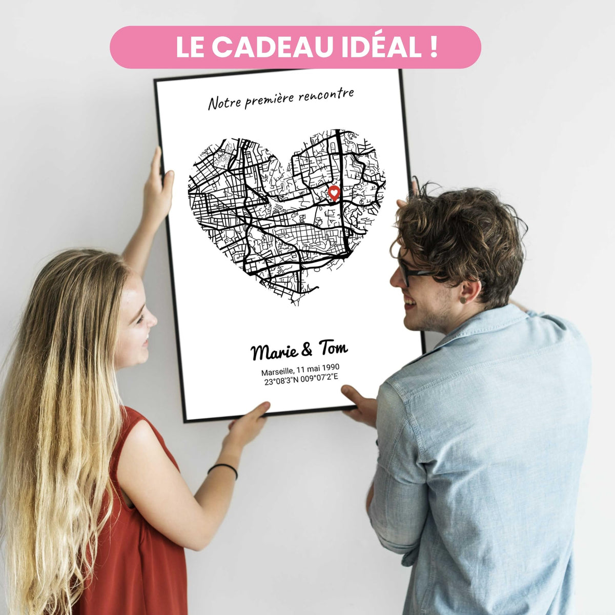 Carte en cœur de votre lieu de rencontre en cadre noir, tenue contre un mur, un exemple de cadeau de couple ; phrase et prénoms à votre choix, coordonnées GPS du lieu, livrée chez vous (exemple)