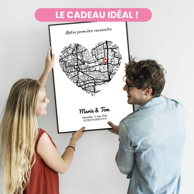 Carte en cœur de votre lieu de rencontre en cadre noir, tenue contre un mur, un exemple de cadeau de couple ; phrase et prénoms à votre choix, coordonnées GPS du lieu, livrée chez vous (exemple)