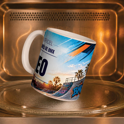 Mug BMX dans un four à micro-ondes, on y voit le skatepark et ses palmiers : compatible micro-ondes, aussi en version magique révélée par la chaleur ; livré chez vous (exemple)