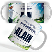 Mug golf personnalisé avec prénom, vu sous trois angles : un golfeur qui termine son swing, décor imprimé à 360° sur céramique blanche ; livré chez vous (exemple)